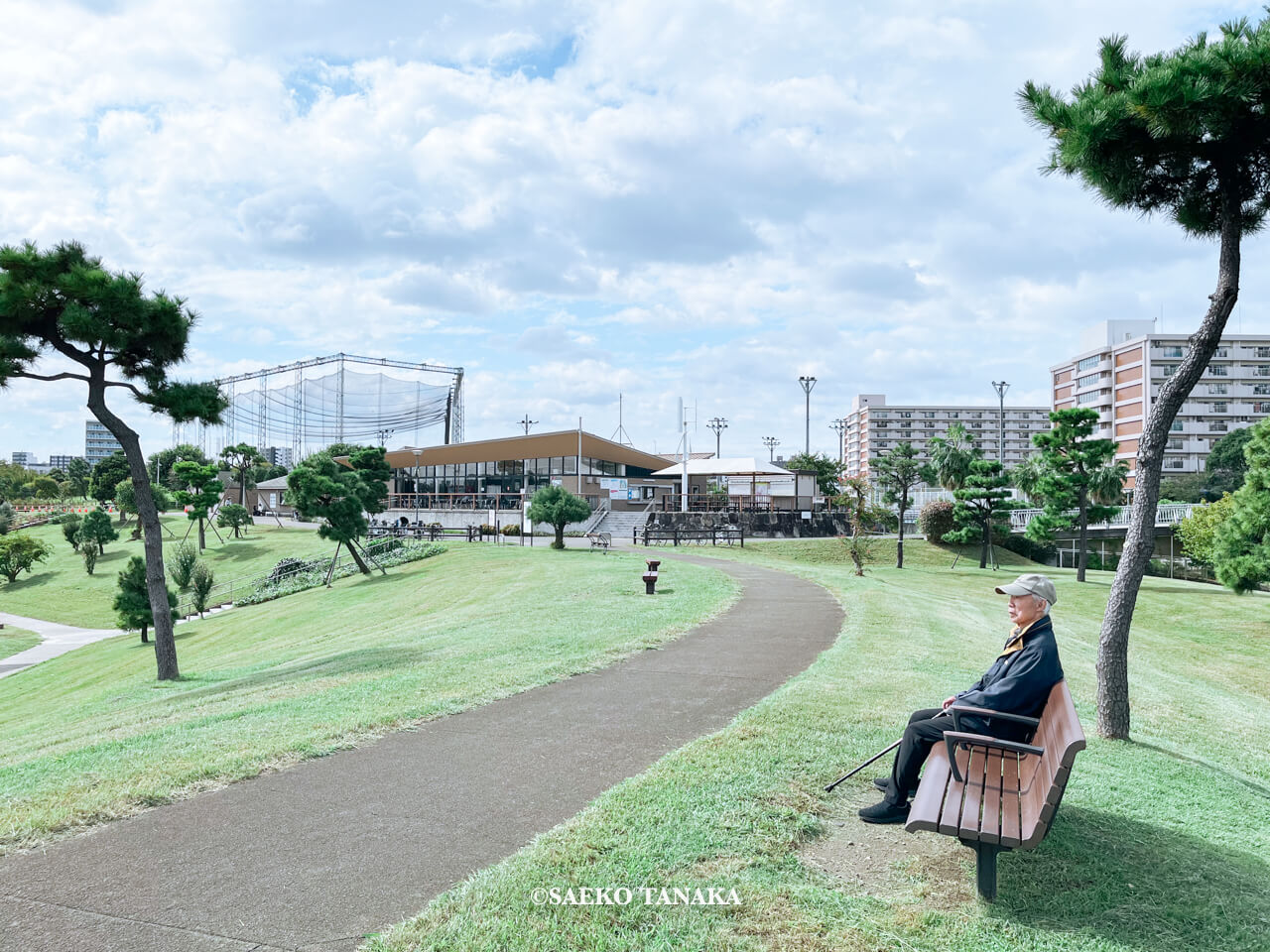 東京都大田区大森にある「大森ふるさとの浜辺公園」にて日課の散歩をする、フリーライター・カメラマン田中佐江子の父の生前の姿