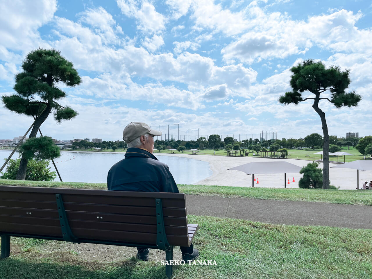 東京都大田区大森にある「大森ふるさとの浜辺公園」にて日課の散歩をする、フリーライター・カメラマン田中佐江子の父の生前の姿