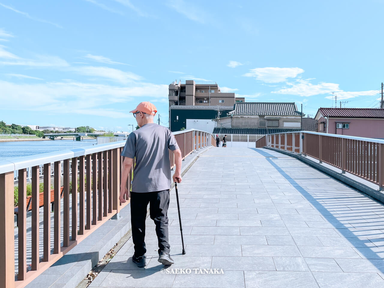 東京都大田区大森にある「大森ふるさとの浜辺公園」にて日課の散歩をする、フリーライター・カメラマン田中佐江子の父の生前の姿