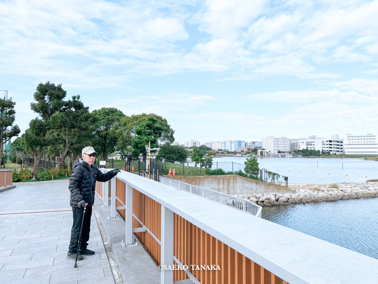 東京都大田区大森にある「大森ふるさとの浜辺公園」にて日課の散歩をする、フリーライター・カメラマン田中佐江子の父の生前の姿