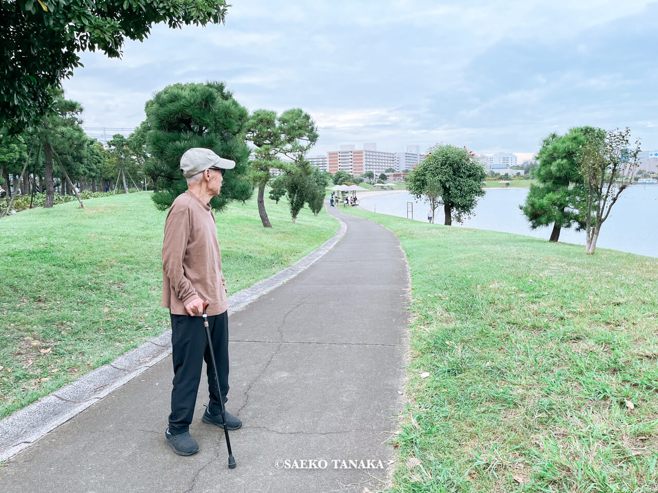 東京都大田区大森にある「大森ふるさとの浜辺公園」にて日課の散歩をする、フリーライター・カメラマン田中佐江子の父の生前の姿