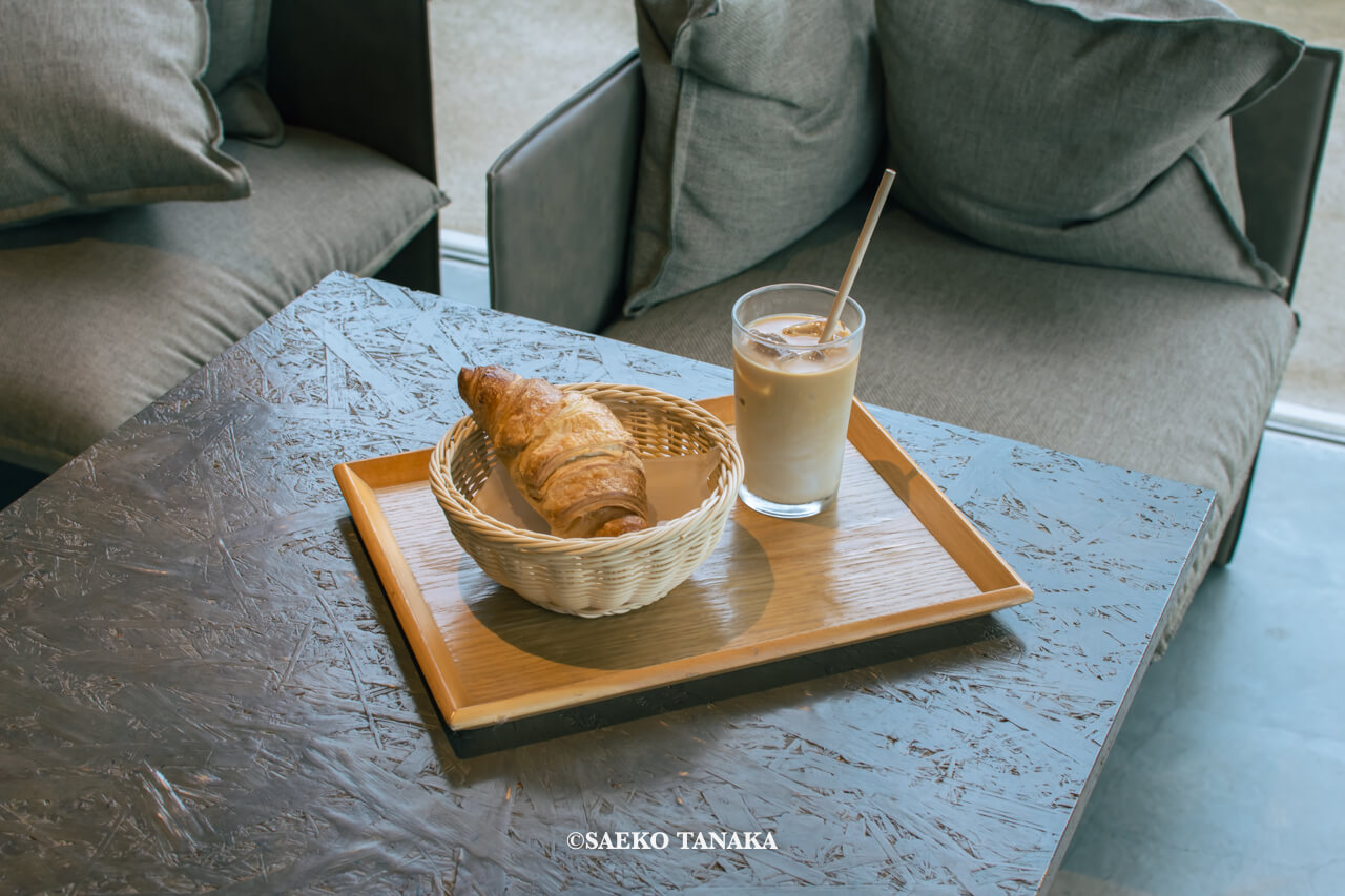 サッチマグ更新予告記事に使用した、東京・立川の大人気国営公園「昭和記念公園」内にある「オカカフェ」のクロワッサンとアイスカフェラテ