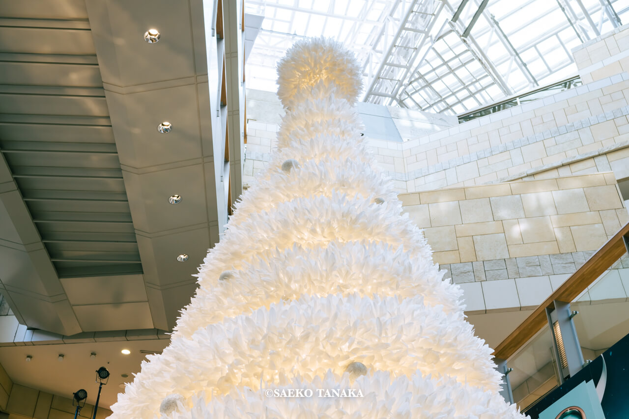 東京の人気おすすめクリスマス・イルミネーションスポット｜六本木ヒルズのクリスマスツリーアート作品 Whirling Wish「うずまく願い」（東京・六本木）