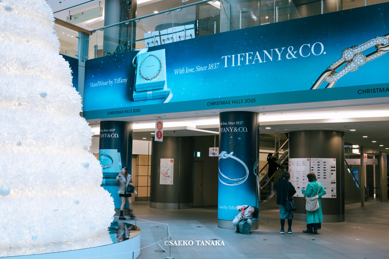 東京の人気おすすめクリスマス・イルミネーションスポット｜六本木ヒルズのクリスマスツリーアート作品 Whirling Wish「うずまく願い」（東京・六本木）