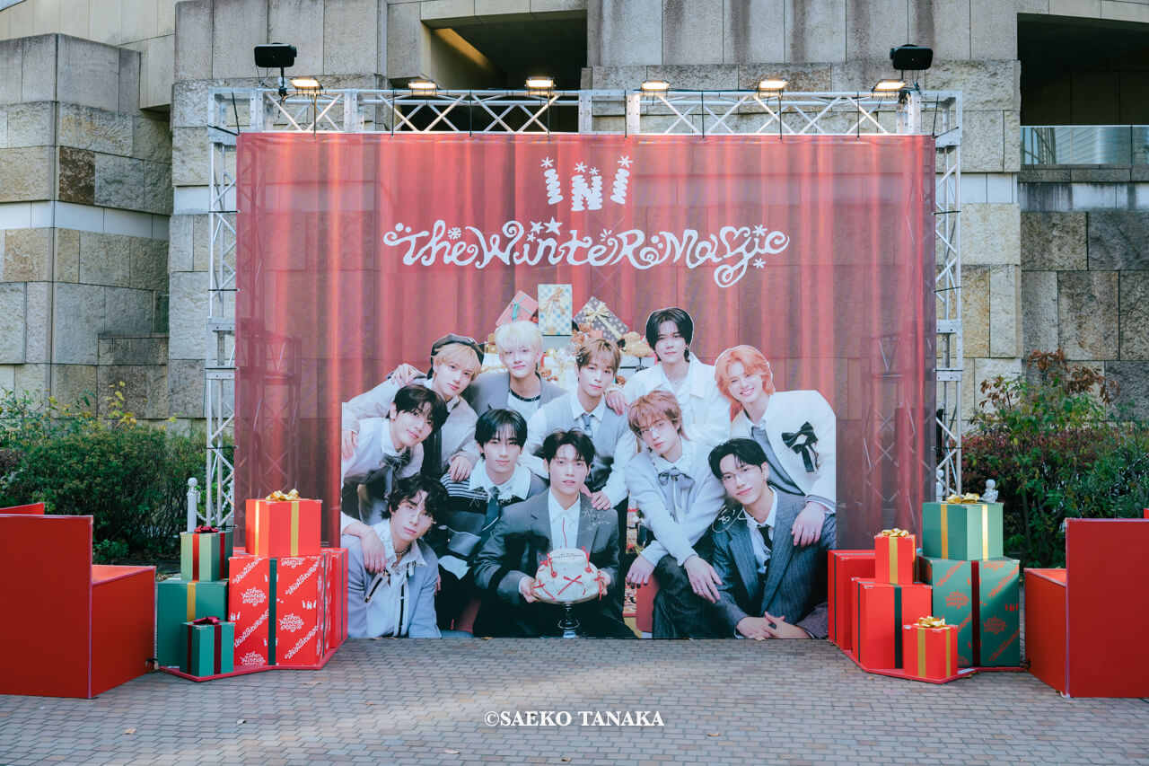 東京の人気おすすめクリスマス・イルミネーションスポット｜六本木ヒルズの毛利庭園イルミネーションの連動企画、グローバルボーイズグループ「INI」のフォトスポットパネル（東京・六本木）