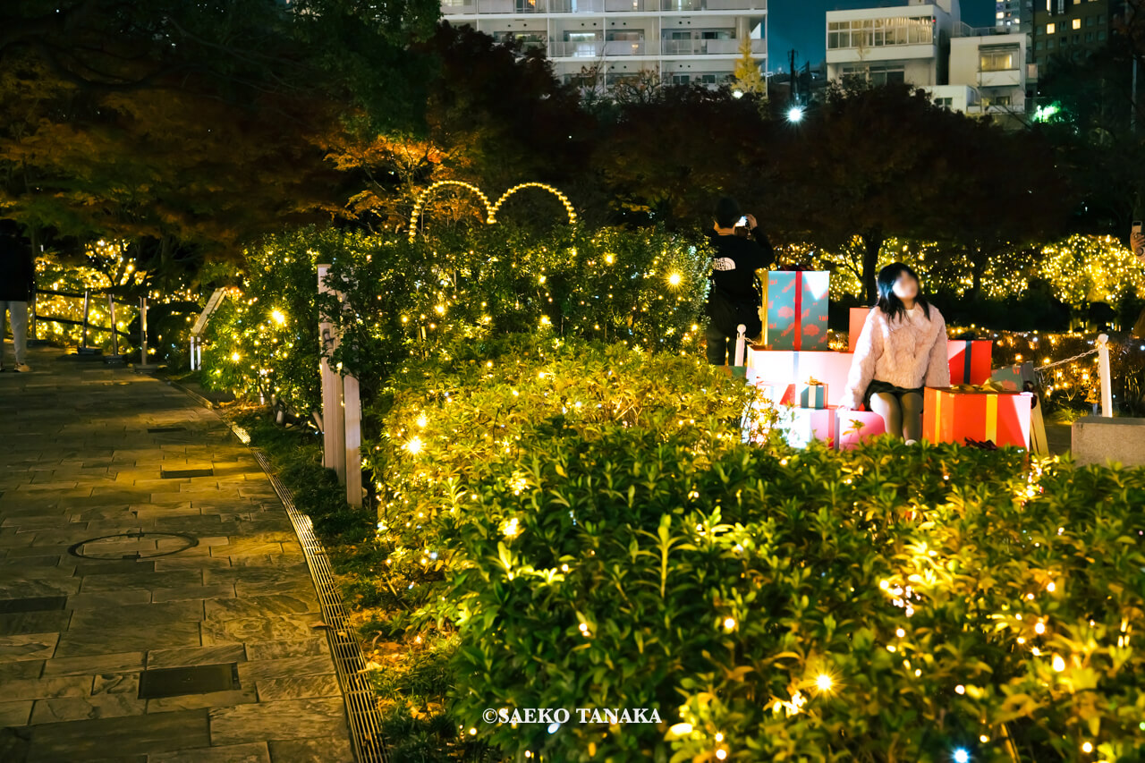 東京の人気おすすめクリスマス・イルミネーションスポット｜六本木ヒルズの毛利庭園イルミネーションの連動企画、グローバルボーイズグループ「INI」のフォトスポット（東京・六本木）