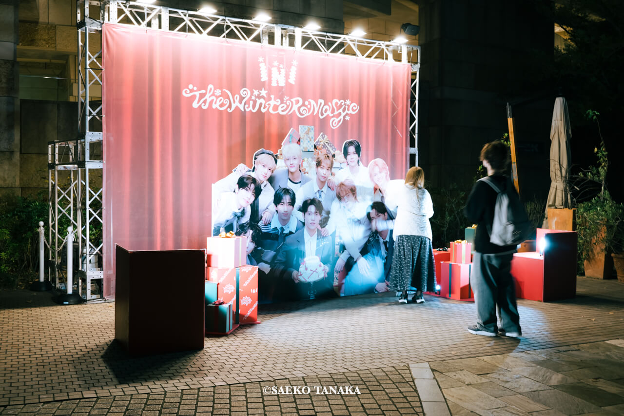 東京の人気おすすめクリスマス・イルミネーションスポット｜六本木ヒルズの毛利庭園イルミネーションの連動企画、グローバルボーイズグループ「INI」のフォトスポットパネル（東京・六本木）