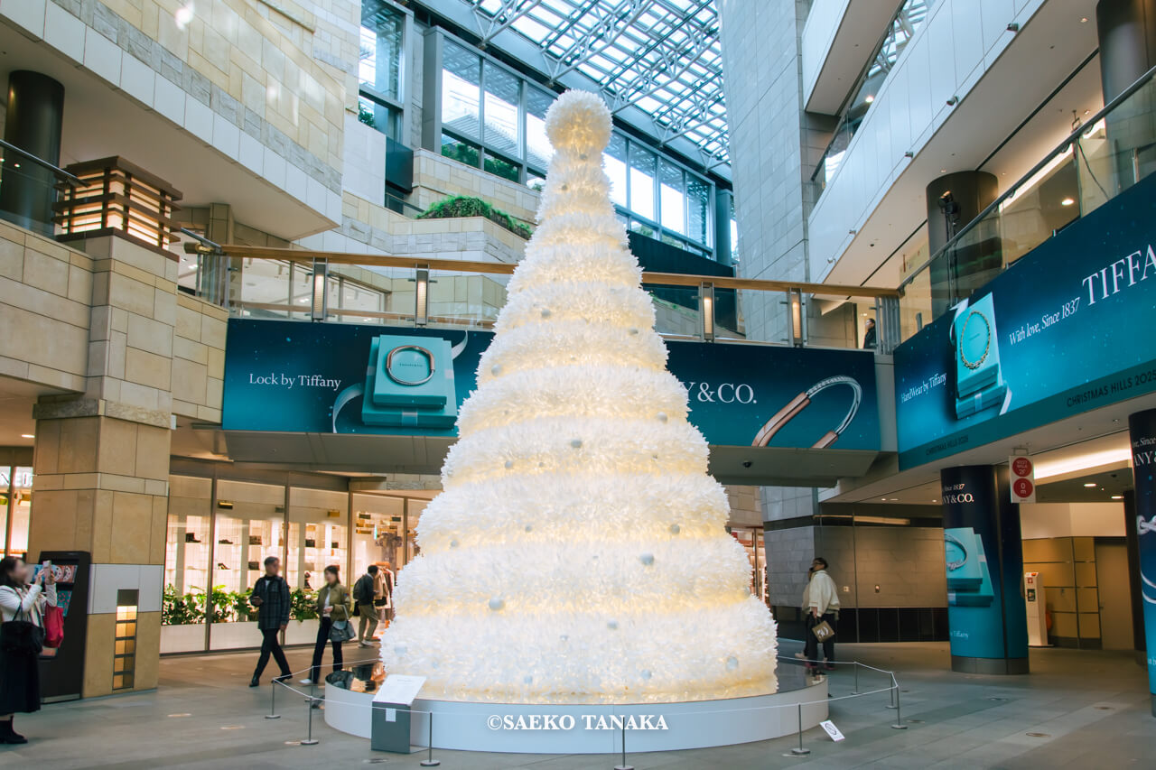 東京の人気おすすめクリスマス・イルミネーションスポット｜六本木ヒルズのクリスマスツリーアート作品 Whirling Wish「うずまく願い」（東京・六本木）