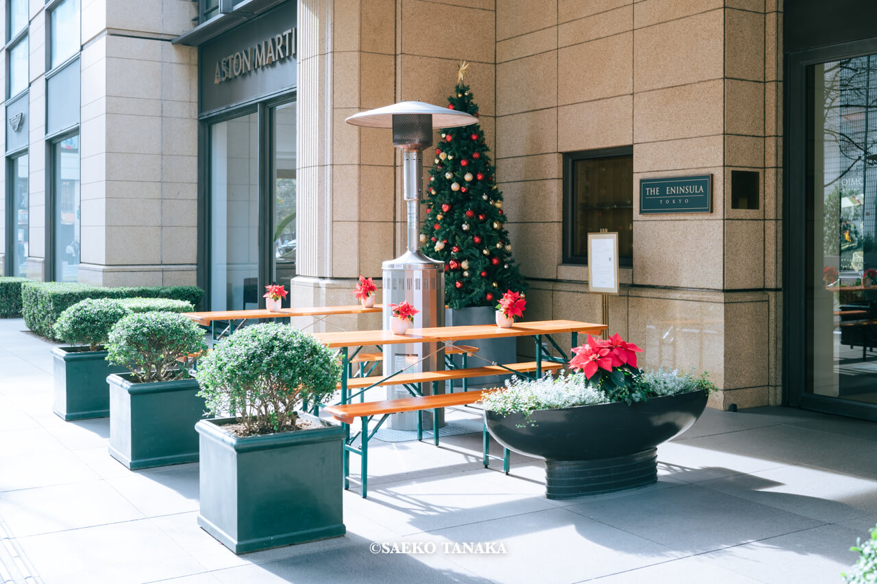 東京の人気おすすめクリスマス・イルミネーションスポット｜ザ・ペニンシュラ東京のクリスマステラスとクリスマスツリー（東京・日比谷）
