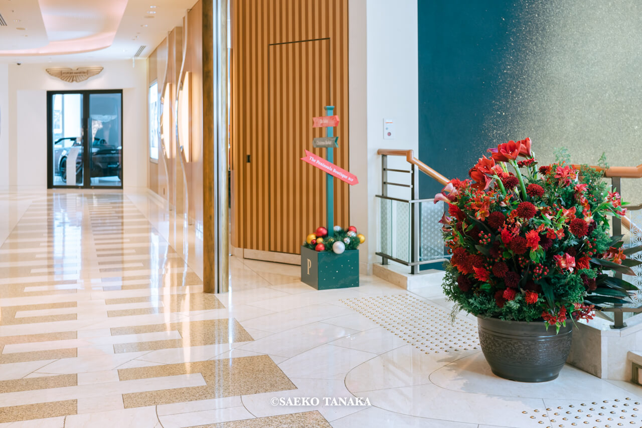 東京の人気おすすめクリスマス・イルミネーションスポット｜ザ・ペニンシュラ東京のクリスマスフラワーアレンジメント装飾（東京・日比谷）