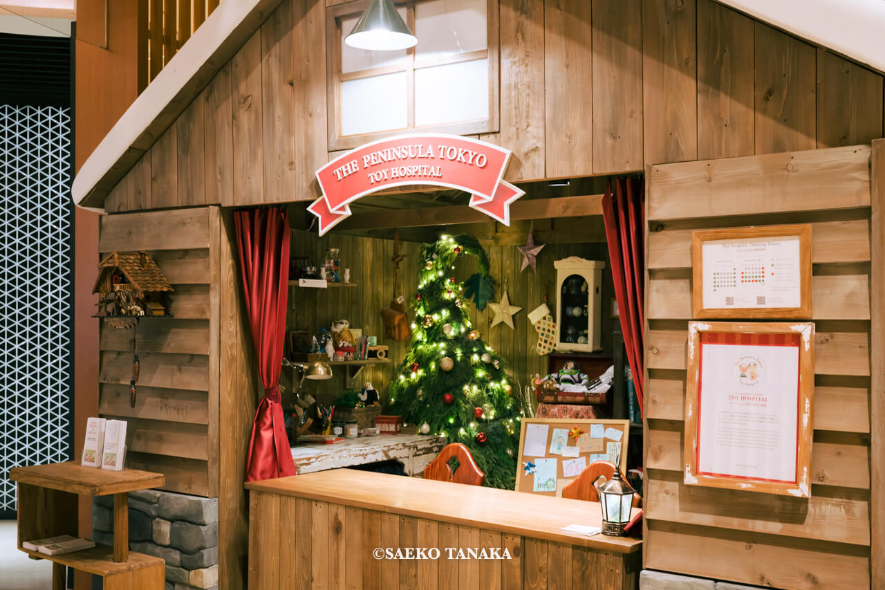 東京の人気おすすめクリスマス・イルミネーションスポット｜ザ・ペニンシュラ東京のクリスマス特別企画「おもちゃ病院」（東京・日比谷）