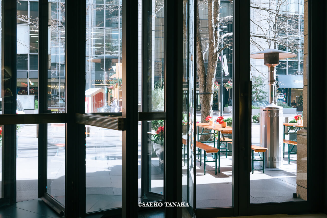 東京の人気おすすめクリスマス・イルミネーションスポット｜ザ・ペニンシュラ東京のクリスマステラス（東京・日比谷）