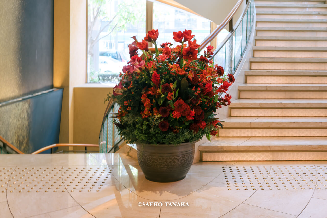 東京の人気おすすめクリスマス・イルミネーションスポット｜ザ・ペニンシュラ東京のクリスマスフラワーアレンジメント装飾（東京・日比谷）