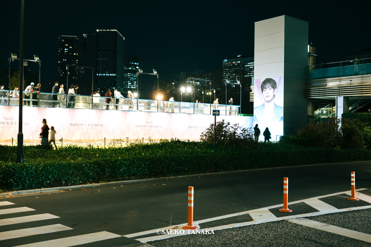 東京の人気おすすめクリスマス・イルミネーションスポット｜東京ミッドタウンの芝生広場で開催されている「Yunth MIDTOWN ICE RINK」（東京・六本木）
