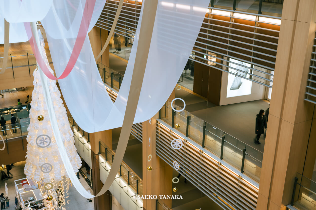 東京の人気おすすめクリスマス・イルミネーションスポット｜東京ミッドタウンのガレリア吹き抜けエリアに設置されたツリー「Your Christmas Story」（東京・六本木）