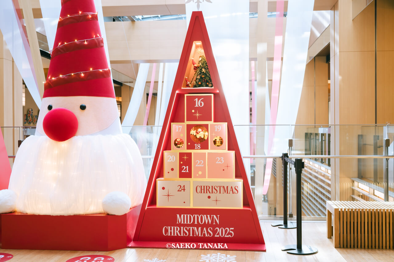 東京の人気おすすめクリスマス・イルミネーションスポット｜東京ミッドタウンのガレリア3Fに設置された巨大サンタツリー「ボスサンタ」とアドベントツリー（東京・六本木）