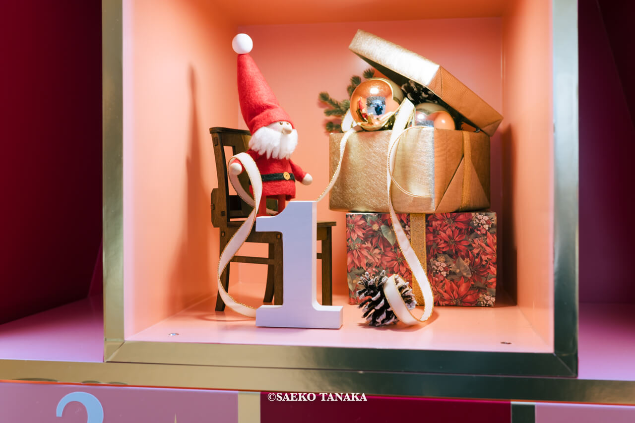 東京の人気おすすめクリスマス・イルミネーションスポット｜東京ミッドタウンのガレリア3Fに設置されたアドベントツリー内の小さなサンタたち（東京・六本木）