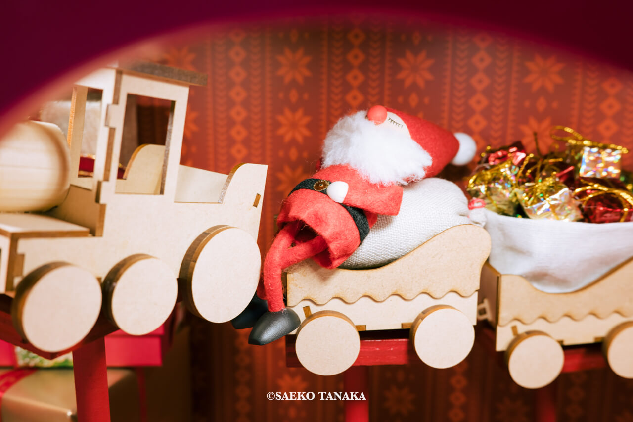 東京の人気おすすめクリスマス・イルミネーションスポット｜東京ミッドタウンのガレリア3Fに設置されたアドベントツリー内の小さなサンタたち（東京・六本木）