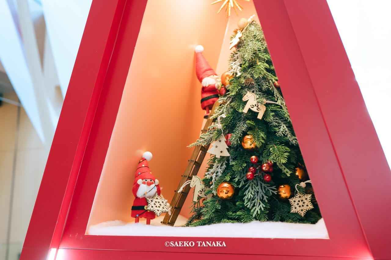 東京の人気おすすめクリスマス・イルミネーションスポット｜東京ミッドタウンのガレリア3Fに設置されたアドベントツリー内の小さなサンタたち（東京・六本木）