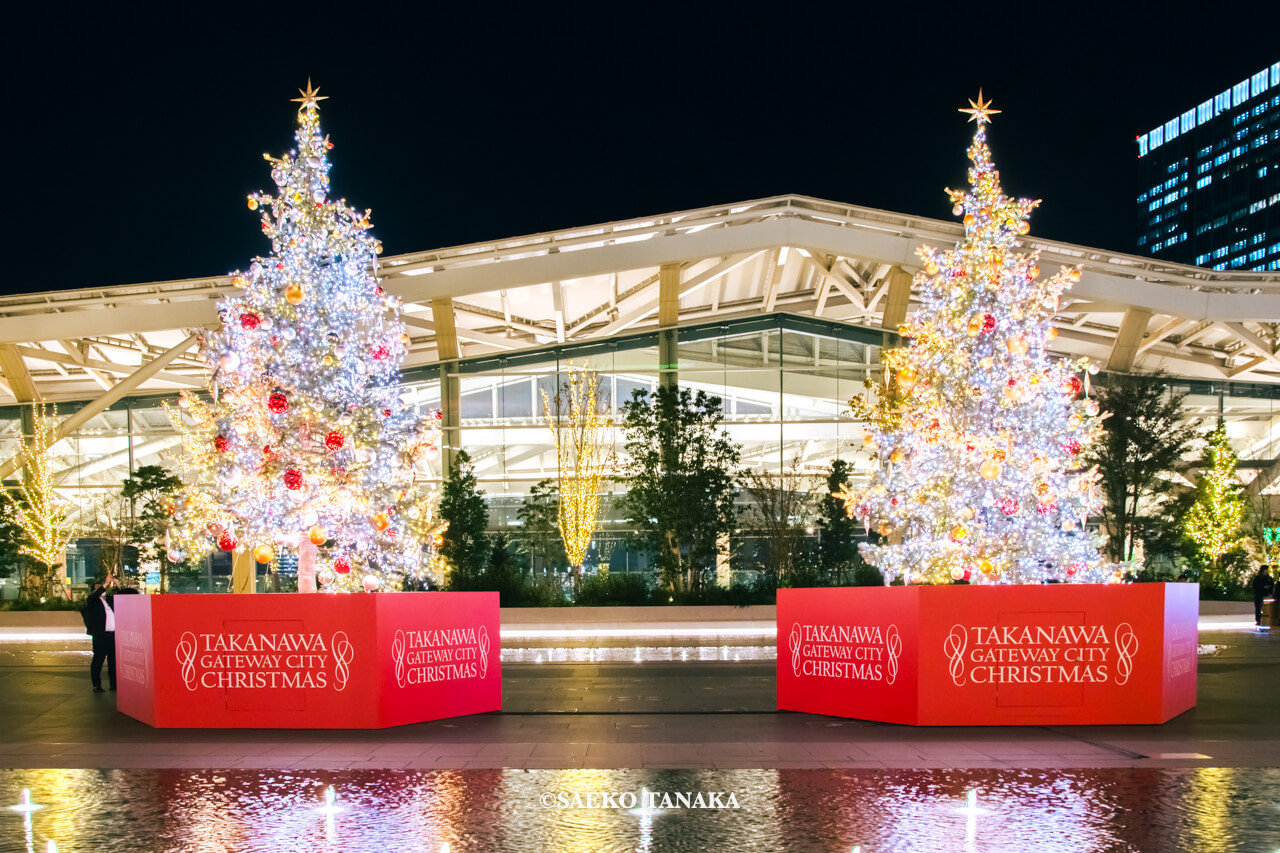 東京の人気おすすめクリスマス・イルミネーションスポット｜高輪ゲートウェイシティの 2F Gateway Parkの2本のツインシンボルクリスマスツリー「Warm Trees」（東京・高輪品川）