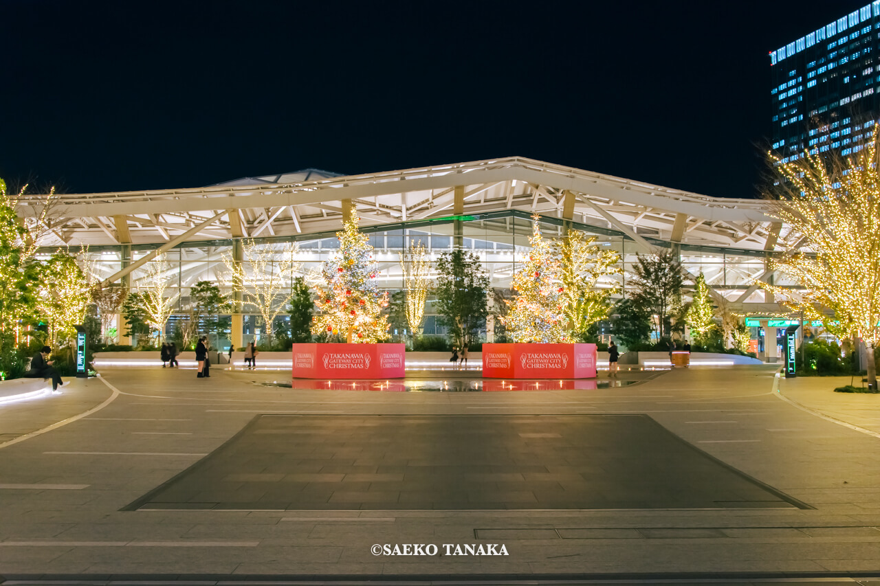 東京の人気おすすめクリスマス・イルミネーションスポット｜高輪ゲートウェイシティの 2F Gateway Parkの2本のツインシンボルクリスマスツリー「Warm Trees」とイルミネーション「Warm Glow」（東京・高輪品川）