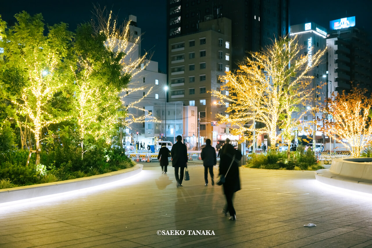 東京の人気おすすめクリスマス・イルミネーションスポット｜高輪ゲートウェイシティの 1F 泉岳寺辻広場のイルミネーション「Warm Glow」（東京・高輪品川）