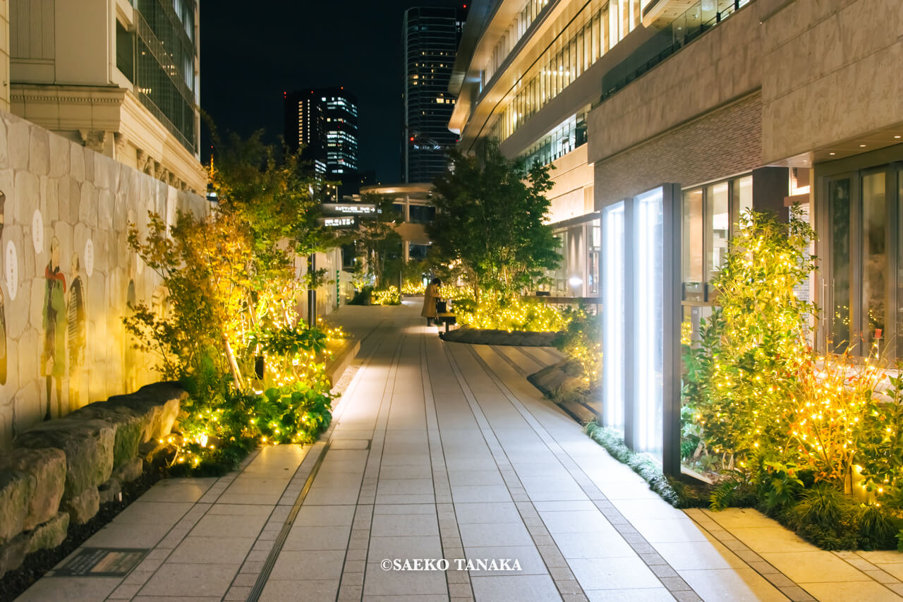 東京の人気おすすめクリスマス・イルミネーションスポット｜高輪ゲートウェイシティの 1F 高輪リンクラインのイルミネーション「Warm Glow」（東京・高輪品川）