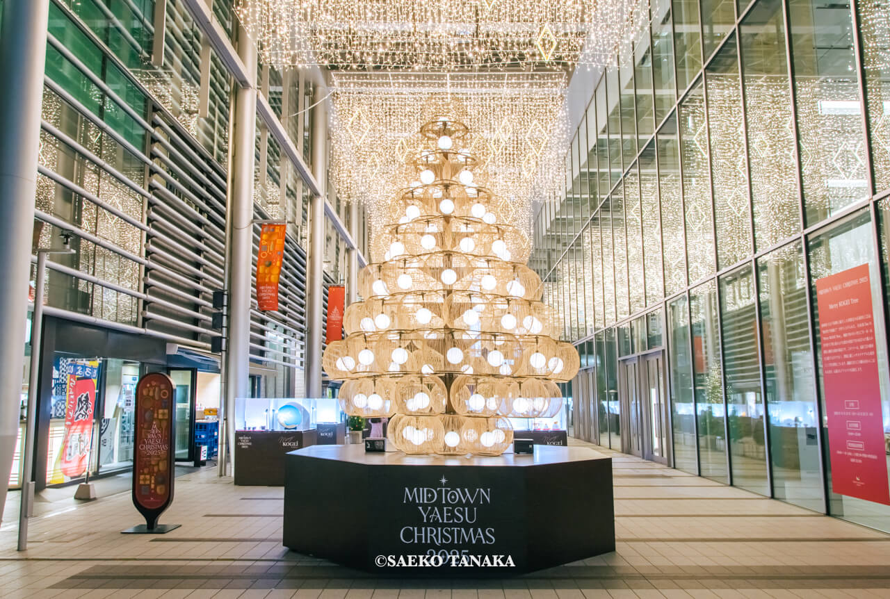東京の人気おすすめクリスマス・イルミネーションスポット｜東京ミッドタウン八重洲 1Fガレリアの伝統工芸品で制作されたスペシャルツリー「Merry KOGEI Tree メリーコウゲイツリー」（東京・八重洲）