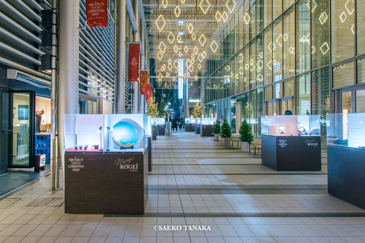 東京の人気おすすめクリスマス・イルミネーションスポット｜東京ミッドタウン八重洲 1Fガレリアの工芸作家によるクリスマスギフト作品を展示する「Gift Collection」（東京・八重洲）