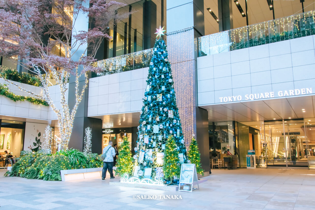 東京の人気おすすめクリスマス・イルミネーションスポット｜東京スクエアガーデンのアーティストコラボクリスマスツリー「When Silence Becomes Light　光とつなぐ、透明のとき」写真家・国分真央（東京・京橋）