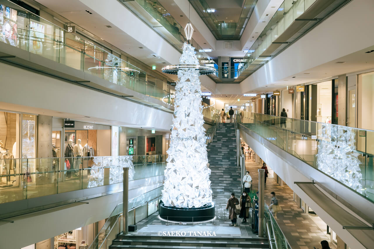 東京の人気おすすめクリスマス・イルミネーションスポット｜表参道ヒルズ 本館吹き抜け大階段に登場した、多面体プリズムと光のリングでできたスペシャルクリスマスツリー（東京・表参道）