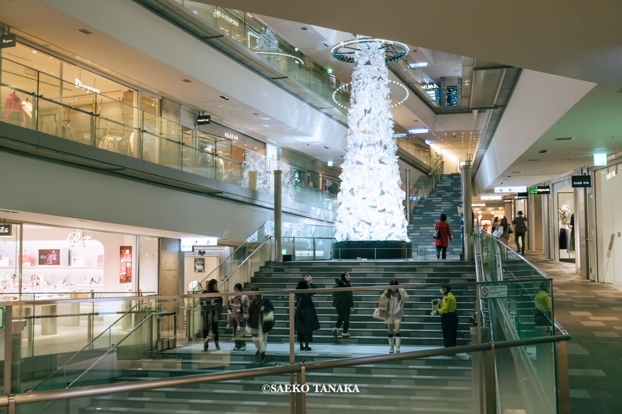 東京の人気おすすめクリスマス・イルミネーションスポット｜表参道ヒルズ 本館吹き抜け大階段に登場した、多面体プリズムと光のリングでできたスペシャルクリスマスツリー（東京・表参道）