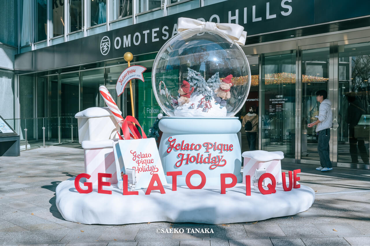 東京の人気おすすめクリスマス・イルミネーションスポット｜表参道ヒルズ 本館メインエントランスに登場したジェラート ピケのインスタレーション「GELATO PIQUE CHRISTMAS GIFT MARKET 2025 SNOW DOME」（東京・表参道）