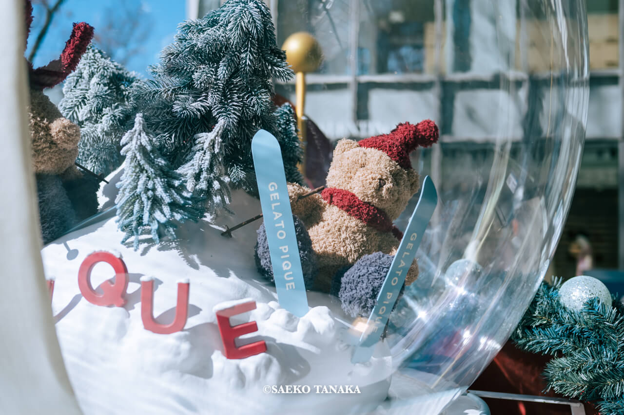 東京の人気おすすめクリスマス・イルミネーションスポット｜表参道ヒルズ 本館メインエントランスに登場したジェラート ピケのインスタレーション「GELATO PIQUE CHRISTMAS GIFT MARKET 2025 SNOW DOME」（東京・表参道）