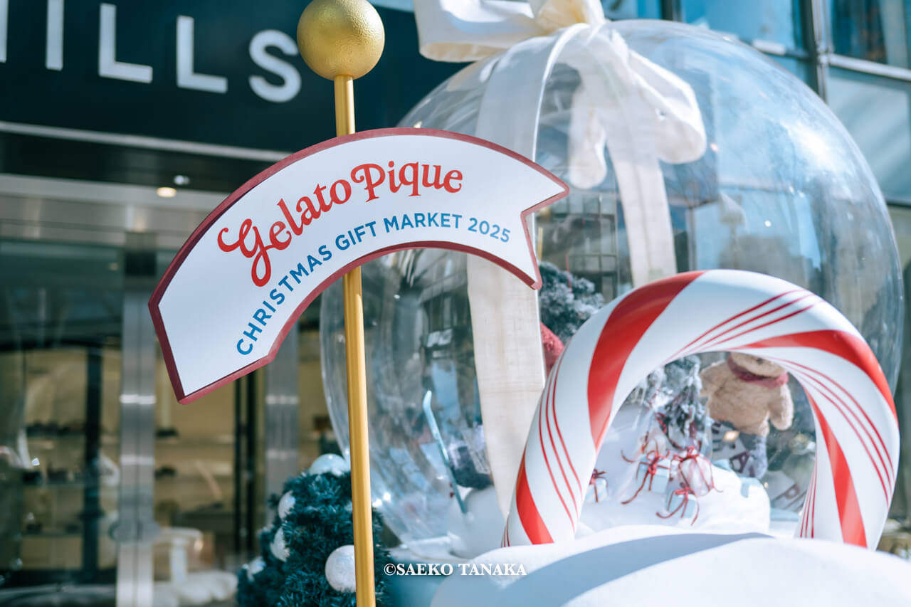 東京の人気おすすめクリスマス・イルミネーションスポット｜表参道ヒルズ 本館メインエントランスに登場したジェラート ピケのインスタレーション「GELATO PIQUE CHRISTMAS GIFT MARKET 2025 SNOW DOME」（東京・表参道）