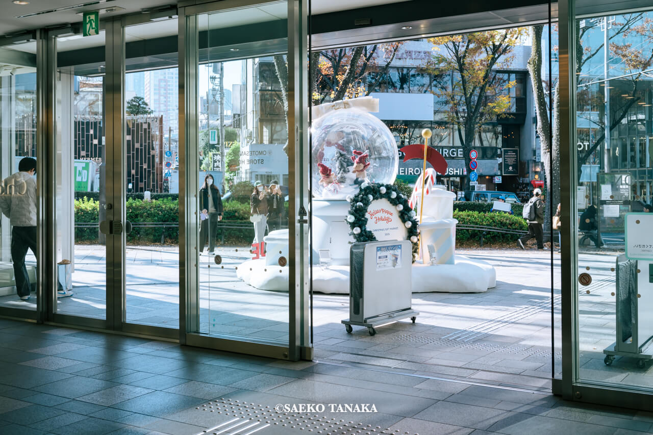 東京の人気おすすめクリスマス・イルミネーションスポット｜表参道ヒルズ 本館メインエントランスに登場したジェラート ピケのインスタレーション「GELATO PIQUE CHRISTMAS GIFT MARKET 2025 SNOW DOME」（東京・表参道）