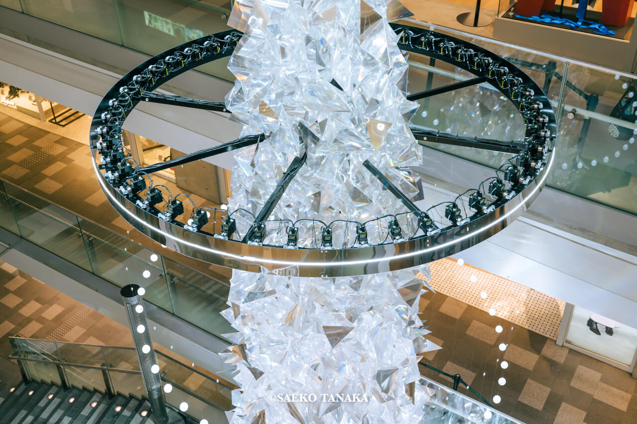 東京の人気おすすめクリスマス・イルミネーションスポット｜表参道ヒルズ 本館吹き抜け大階段に登場した、多面体プリズムと光のリングでできたスペシャルクリスマスツリー（東京・表参道）