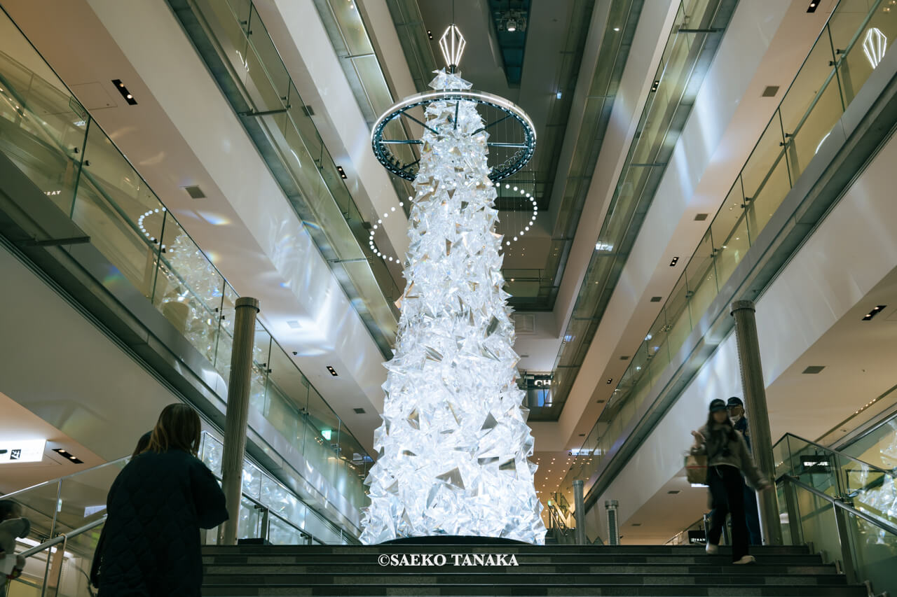 東京の人気おすすめクリスマス・イルミネーションスポット｜表参道ヒルズ 本館吹き抜け大階段に登場した、多面体プリズムと光のリングでできたスペシャルクリスマスツリー（東京・表参道）