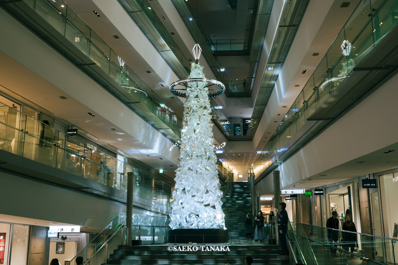東京の人気おすすめクリスマス・イルミネーションスポット｜表参道ヒルズ 本館吹き抜け大階段に登場した、多面体プリズムと光のリングでできたスペシャルクリスマスツリー（東京・表参道）