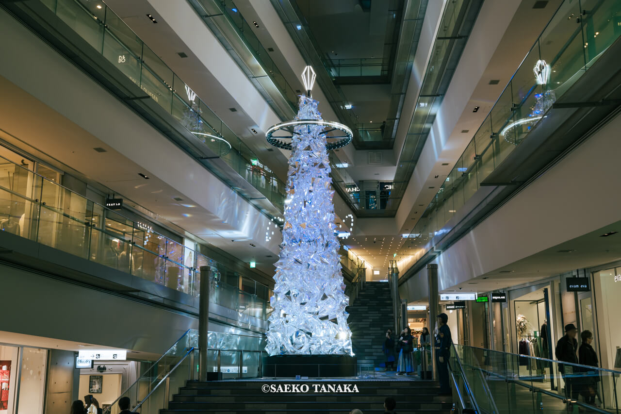 東京の人気おすすめクリスマス・イルミネーションスポット｜表参道ヒルズ 本館吹き抜け大階段に登場した、多面体プリズムと光のリングでできたスペシャルクリスマスツリー（東京・表参道）