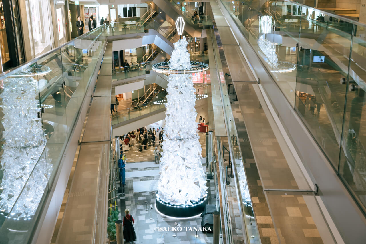 東京の人気おすすめクリスマス・イルミネーションスポット｜表参道ヒルズ 本館吹き抜け大階段に登場した、多面体プリズムと光のリングでできたスペシャルクリスマスツリー（東京・表参道）