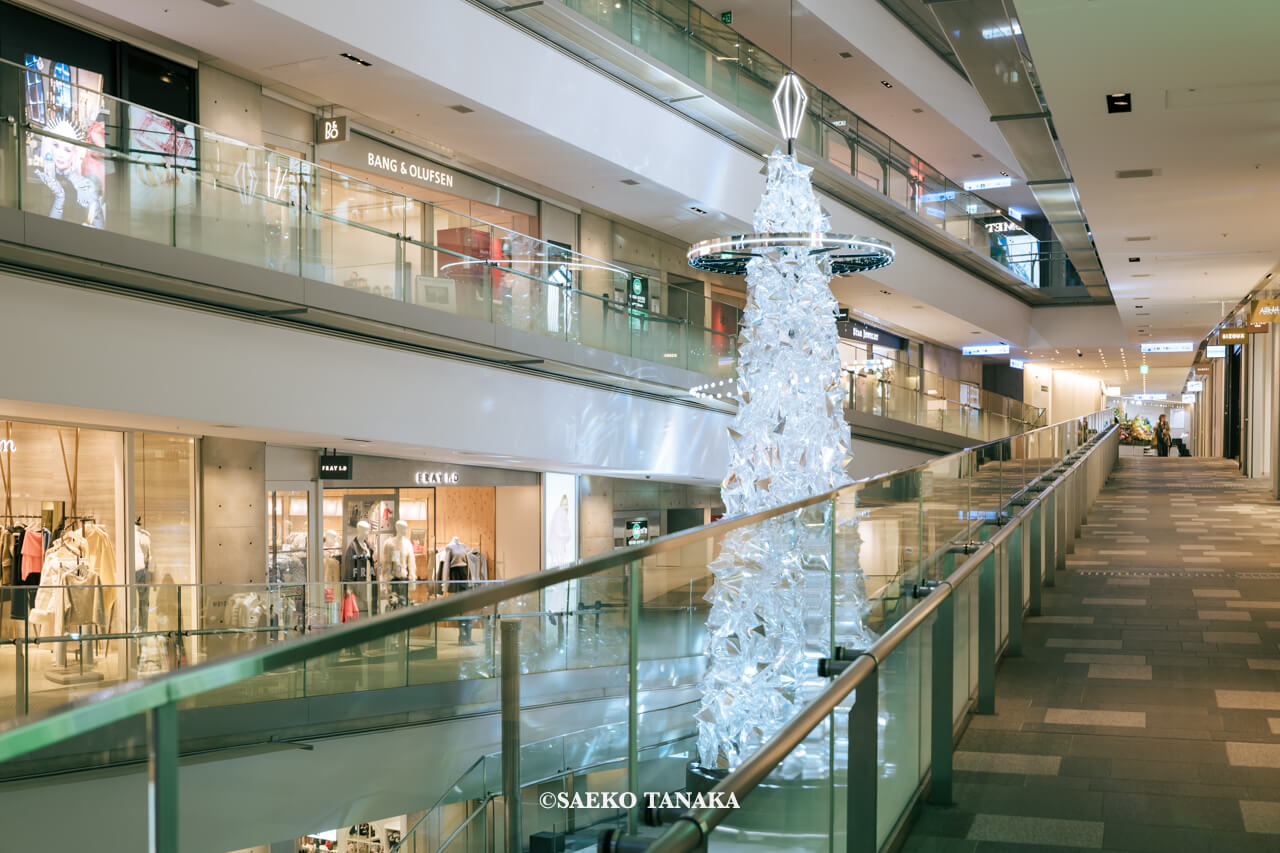 東京の人気おすすめクリスマス・イルミネーションスポット｜表参道ヒルズ 本館吹き抜け大階段に登場した、多面体プリズムと光のリングでできたスペシャルクリスマスツリー（東京・表参道）
