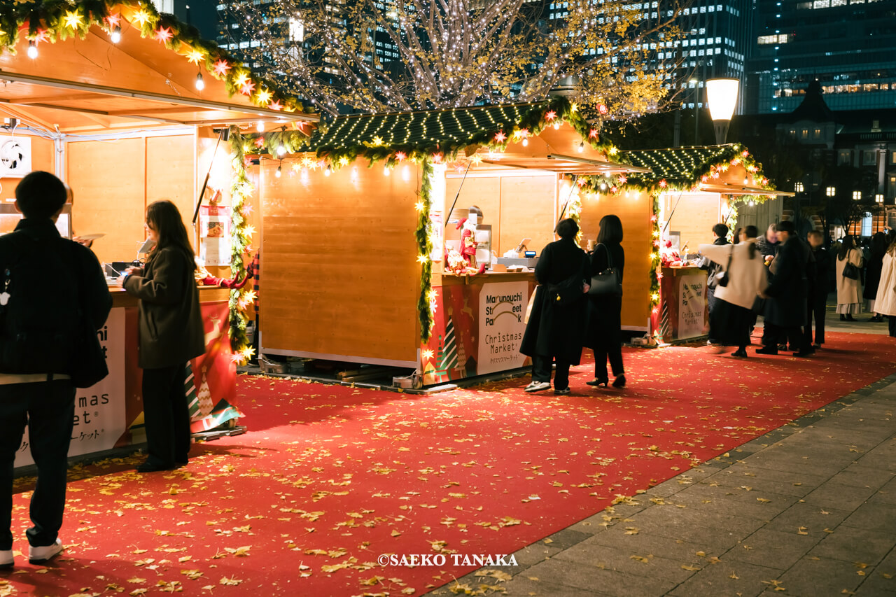 東京の人気おすすめクリスマス・イルミネーションスポット｜行幸通りイルミネーション初登場のヒュッテ型飲食店舗によるクリスマスマーケット（東京・丸の内）