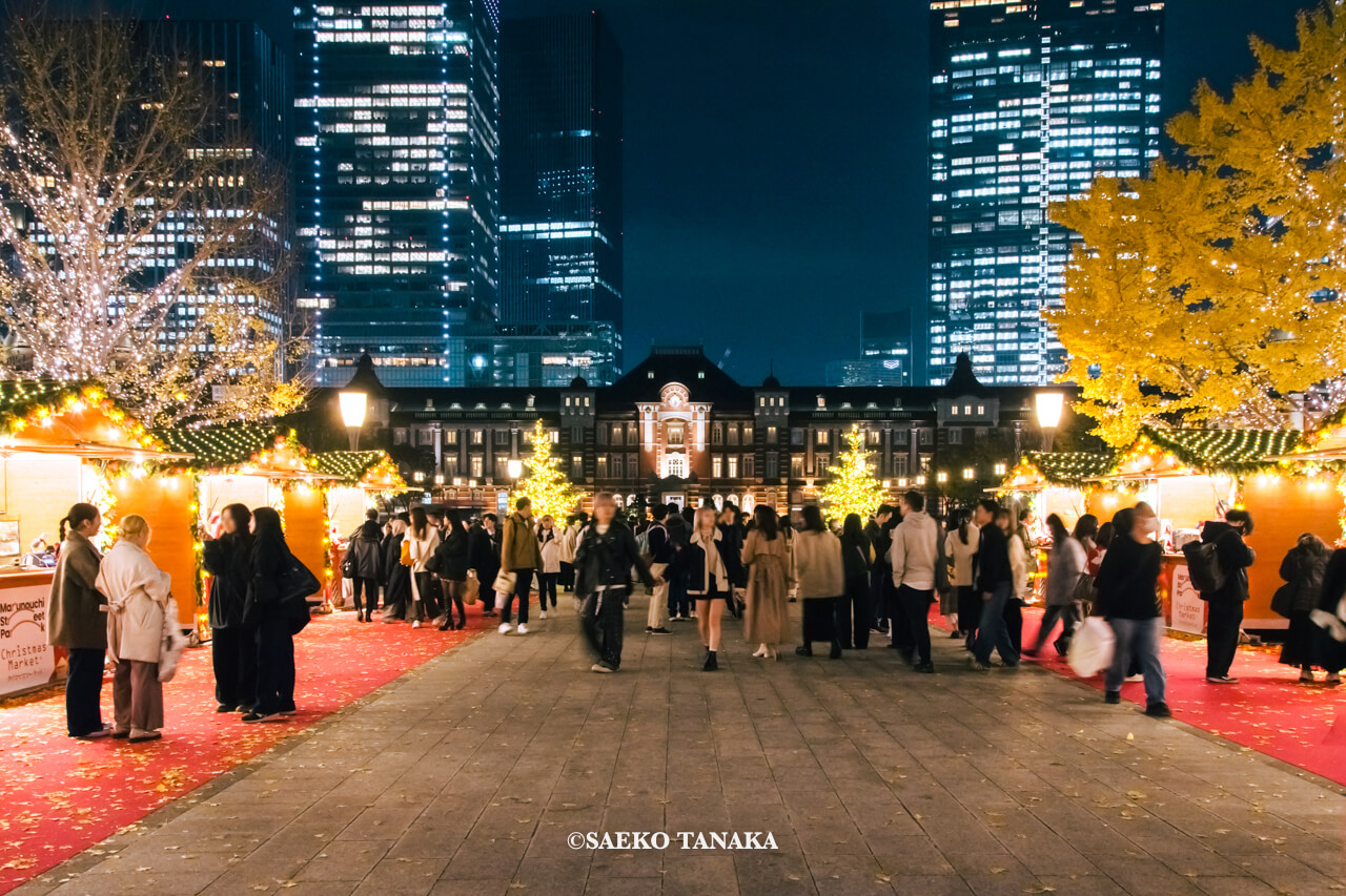 東京の人気おすすめクリスマス・イルミネーションスポット｜行幸通りイルミネーションと初登場のヒュッテ型飲食店舗によるクリスマスマーケットと東京駅丸の内駅舎（東京・丸の内）