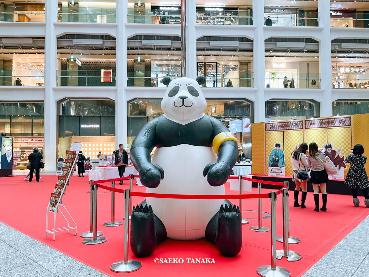 東京の人気おすすめイベントスポット|KITTE丸の内 1Fアトリウムで開催されている「呪術廻戦 × KITTE ニューイヤーフェス2026」(東京・丸の内)