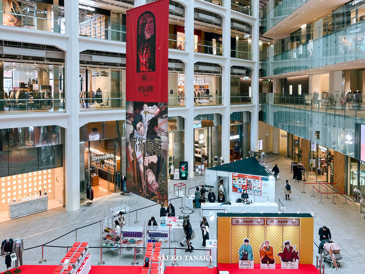 東京の人気おすすめイベントスポット|KITTE丸の内 1Fアトリウムで開催されている「呪術廻戦 × KITTE ニューイヤーフェス2026」(東京・丸の内)