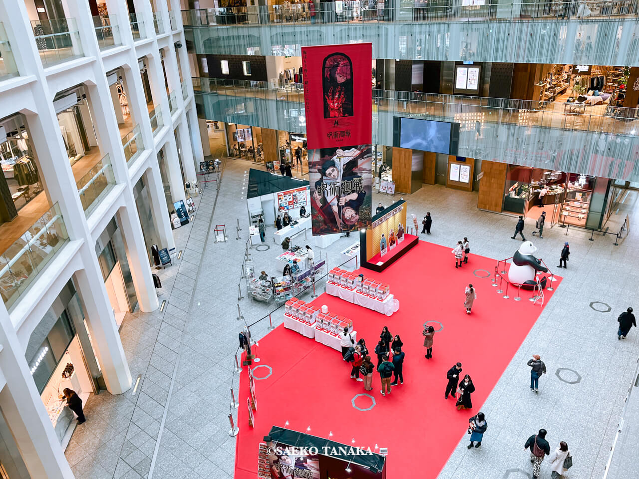 東京の人気おすすめイベントスポット|KITTE丸の内 1Fアトリウムで開催されている「呪術廻戦 × KITTE ニューイヤーフェス2026」(東京・丸の内)