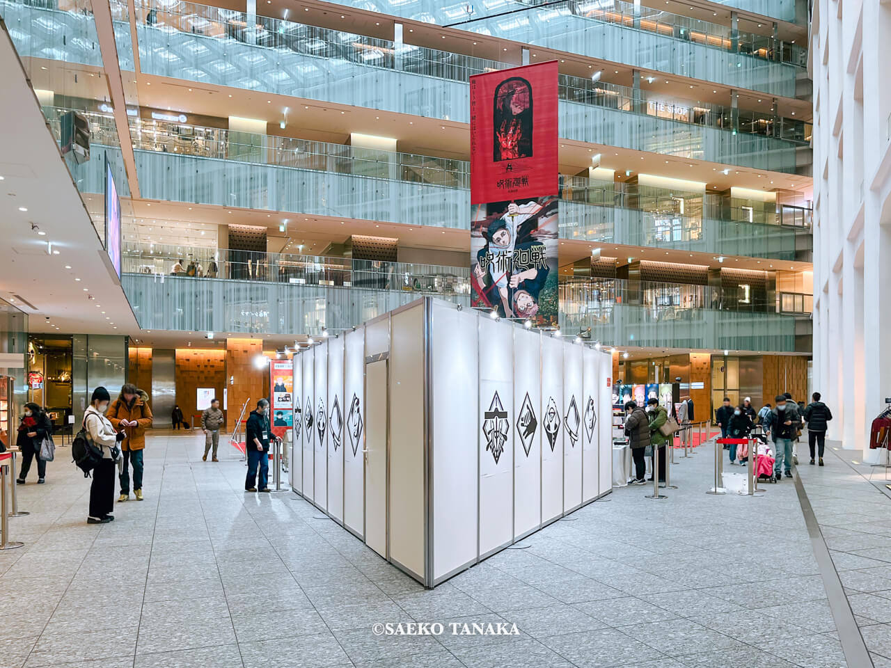 東京の人気おすすめイベントスポット|KITTE丸の内 1Fアトリウムで開催されている「呪術廻戦 × KITTE ニューイヤーフェス2026」(東京・丸の内)