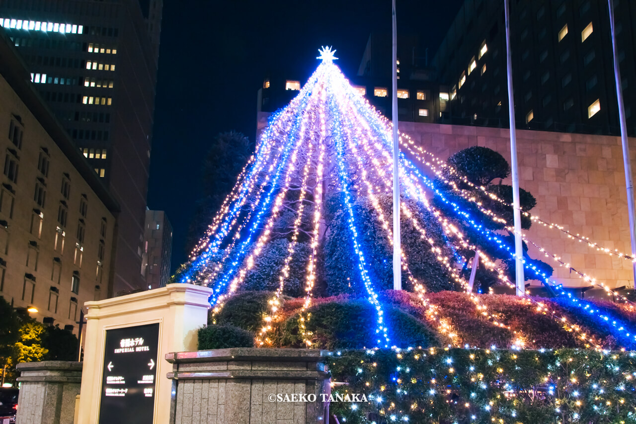 東京の人気おすすめクリスマス・イルミネーションスポット|日比谷公園側に面した帝国ホテル東京の正面玄関に設置されたブルー&ゴールドのツリー型イルミネーション(東京・日比谷)