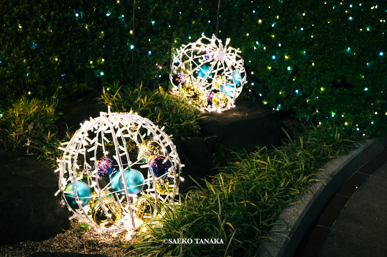 東京の人気おすすめクリスマス・イルミネーションスポット|日比谷公園側に面した帝国ホテル東京の正面玄関に設置された135周年記念ジュエルボール(東京・日比谷)